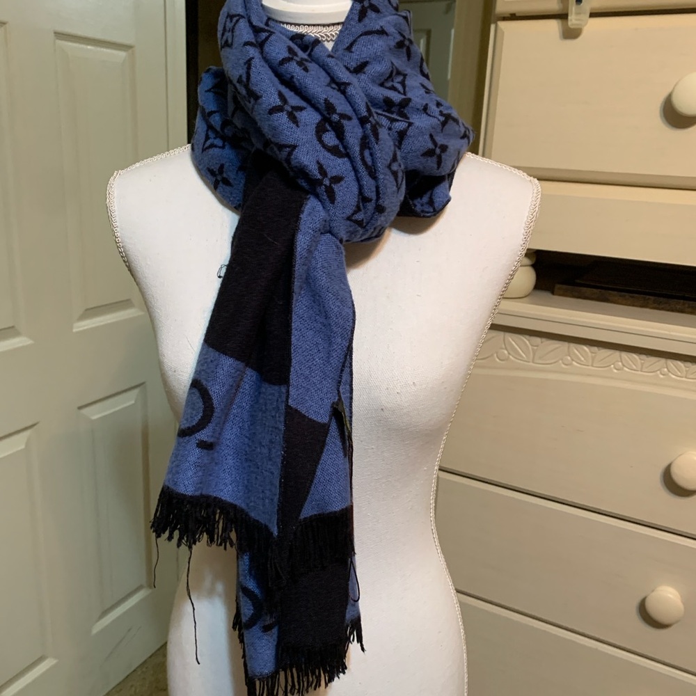 “Louis Vuitton” convertable Scarf shawl 72"x25" - Picture 7 of 7